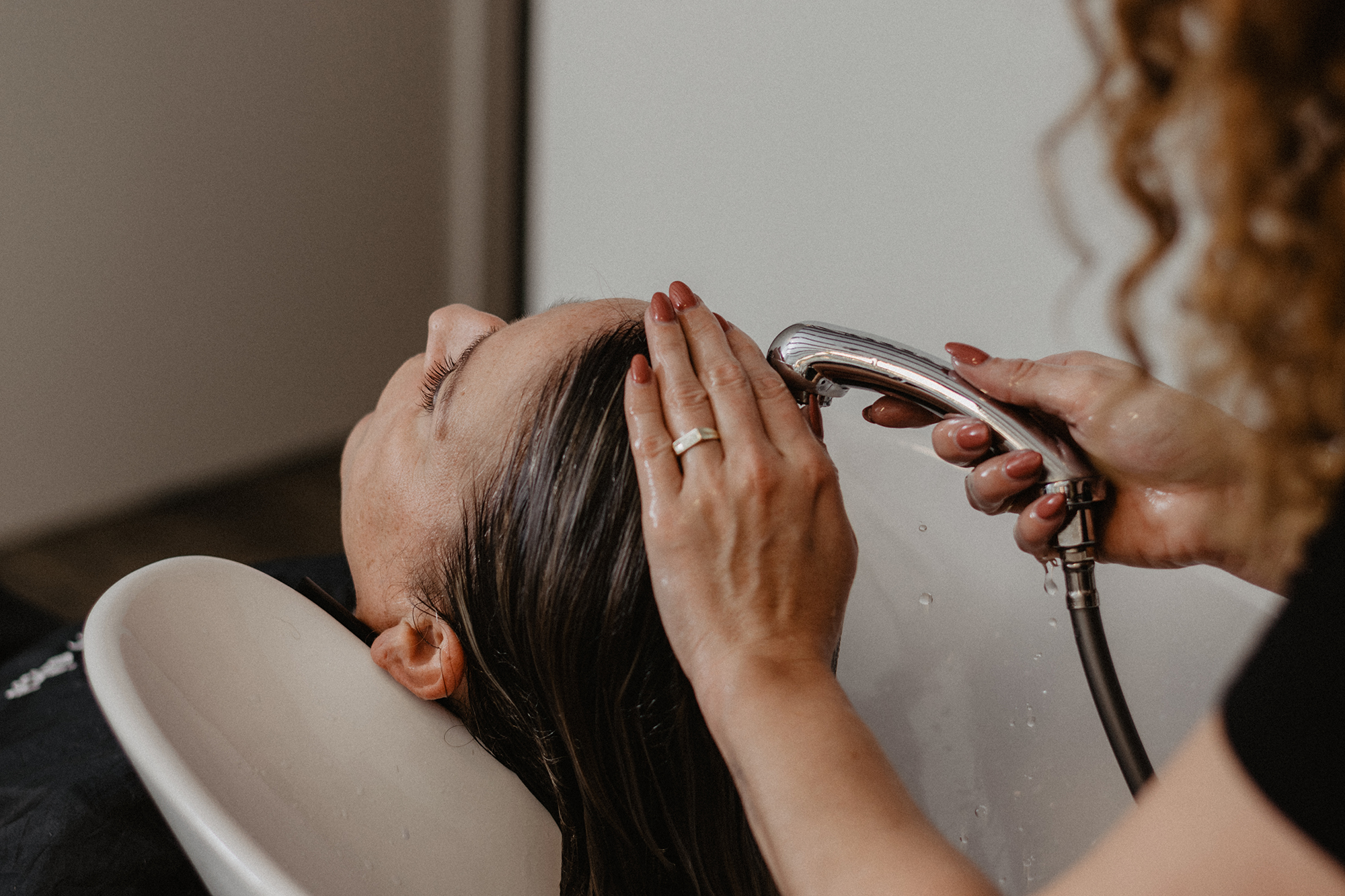 Foto van klant die haar haar wast